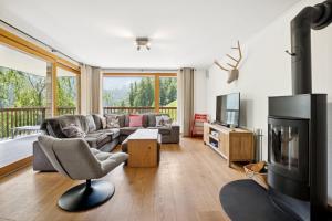 Deluxe Three-Bedroom Apartment room in Chalet Les Rahâs by Mrs Miggins