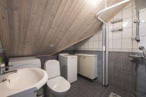 Large lakeside cabin in Tahko, No added fees