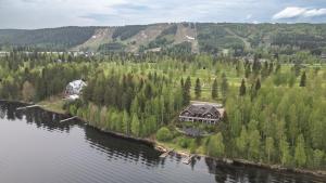 Large lakeside cabin in Tahko, No added fees