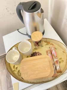 Cosy Room steps from the lake- short term stay