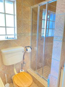 Cosy Room steps from the lake- short term stay