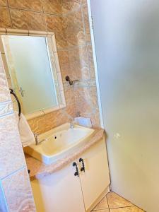 Cosy Room steps from the lake- short term stay