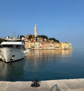 Quiet apartment-free parking