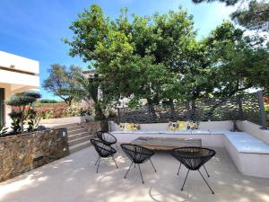 Villa Boucharel, grande piscine, à 10 min à pied de la plage