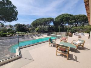Villa Boucharel, grande piscine, à 10 min à pied de la plage