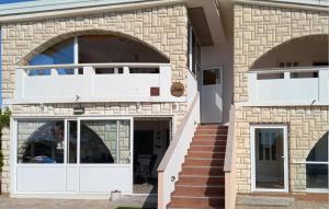 2 Bedroom Amazing Apartment In Vir