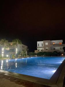 Appartement vue sur piscine et sur mer