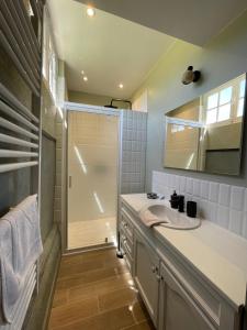 Maisons de vacances Au bruit de l-Yeres Maison de charme - Bain nordique - Riviere - Chevaux : photos des chambres