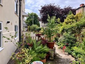 2 Bedroom Beachside House Sleeps 4 - Private Patio