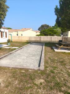 Maisons de vacances Maison familiale et conviviale proche ocean avec terrain de petanque : Maison 3 Chambres