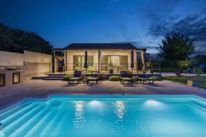 Villa Jolanda for 4 people near Rovinj with private pool, kids playground & large garden - only 850 m from beach