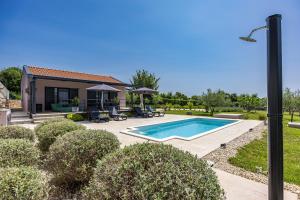 Villa Jolanda for 4 people near Rovinj with private pool, kids playground & large garden - only 850 m from beach
