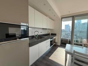 Luxury 1BR with Balcony & City Views near Aldgate