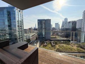 Luxury 1BR with Balcony & City Views near Aldgate