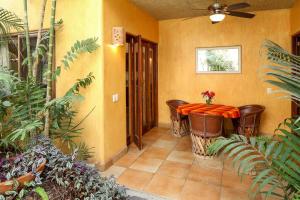 Villas del Rio 2BR2BA with dipping pool 1 block from beach New Listing