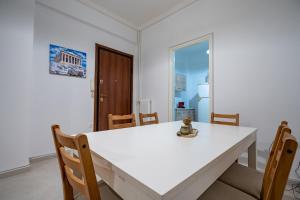 Phoebe 3BR apartment in Neos Kosmos by ΜΡS