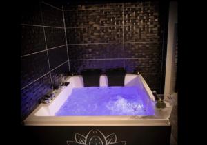 Maisons de vacances L-evea Suite Romantique Spa & Sauna : photos des chambres