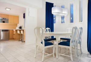 Holiday Club Spa Luxury Suite w Sauna Jacuzzi FREE Parking