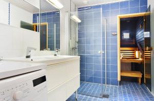 Holiday Club Spa Luxury Suite w Sauna Jacuzzi FREE Parking