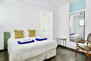 Charming 2 Bedroom Retreat with Beachfront Views