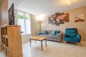 Les volets bleus & les ptits cailloux