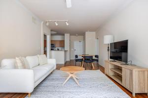 Blueground Venice pool wd nr beach LAX-1332