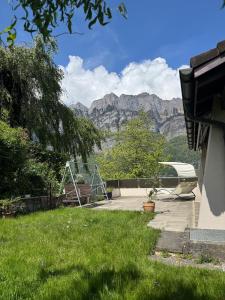 Large vacation home with mountain views