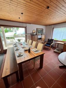 Large vacation home with mountain views