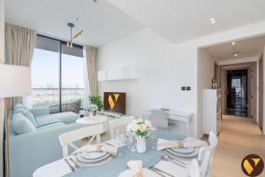 Vogue Vacation Homes, JVC Binghatti Corner near Circle Mall, Two Bedroom Apartment with Balcony and City View, Access toAmenities