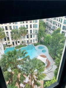 Resort style family room near BTS Bearing