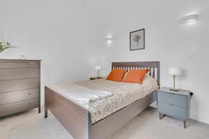 Modern Cosy 2 bed apartment, Smart TV & NETFLIX with private balcony and city view