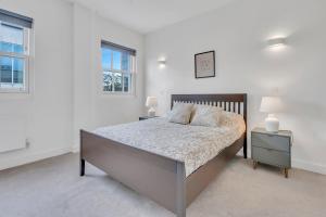 Modern Cosy 2 bed apartment, Smart TV & NETFLIX with private balcony and city view