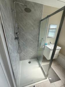 Stylish 2BR with Roof Terrace