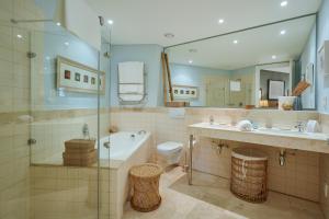 002 Carradale V&A Waterfront with parking