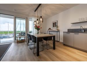 Beautiful apartment with beautiful views of the lively marina