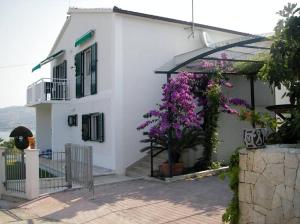 3 bedroom Apartment on the sea with garden