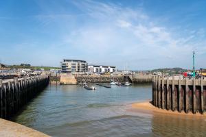 NEW Beachfront Apartment slps 4, West Bay, Dorset
