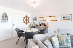 NEW Beachfront Apartment slps 4, West Bay, Dorset