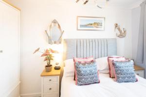 NEW Beachfront Apartment slps 4, West Bay, Dorset