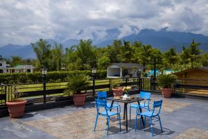 ELIVAAS Esh Hazel Hillside Retreat with Garden and Restaurant