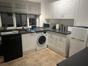 Spacious 2 Double Bedroom Property with Free Driveway Parking