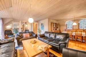Large Holiday Home With Pool, Spa And Sauna, 1500 Meters From The North Sea