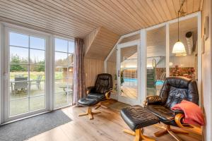 Large Holiday Home With Pool, Spa And Sauna, 1500 Meters From The North Sea