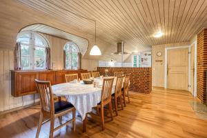 Large Holiday Home With Pool, Spa And Sauna, 1500 Meters From The North Sea,