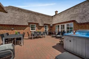 Large 18-Person Pool House With Outdoor Hot Tub, Outdoor Sauna And Enclosed Terrace