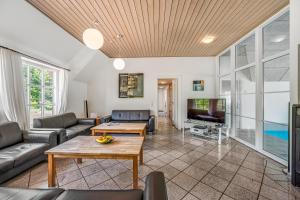 Large 18-Person Pool House With Outdoor Hot Tub, Outdoor Sauna And Enclosed Terrace