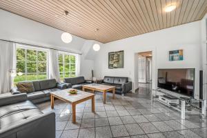 Large 18-Person Pool House With Outdoor Hot Tub, Outdoor Sauna And Enclosed Terrace