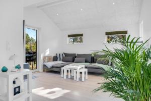 Lovely Renovated Holiday Home With A Wilderness Bath And Fenced Grounds