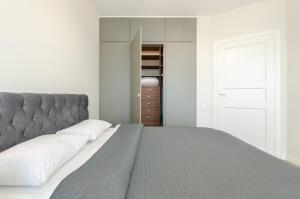 Petrovdom Apartments 19-226 in RC Hoffman House, Zolotoustivska 34