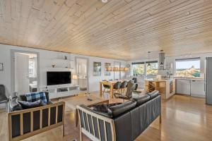 Large, Well-Maintained Holiday Home Near Søndervig, With Activity Room, 6-Person Outdoor Hot Tub And Sauna